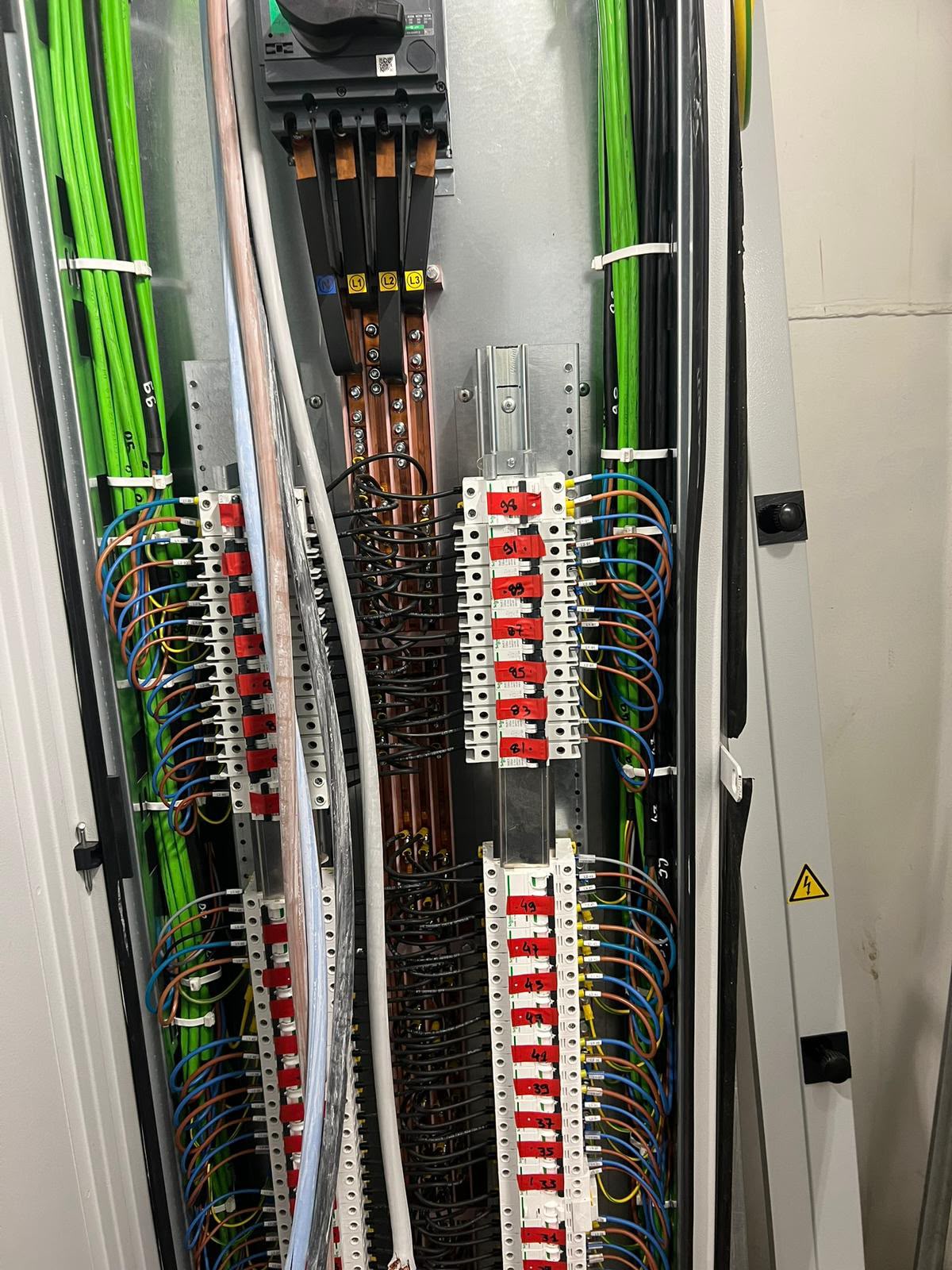 Quadro di distribuzione con sbarre in rame realizzato dal team 5H